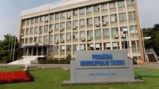 Primarul din Tecuci este acuzat de Curtea de Conturi ca a cheltuit ilegal banii institutiei. Edilul a cumparat aparate de facut cafea, desi acest lucru era interzis