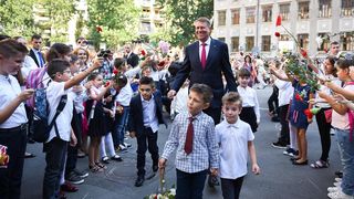 Vizita lui Iohannis intr-o scoala din Bucuresti i-a incurcat pe parinti! Din cauza SPP-istilor, acestia nu au putut sa-si duca micutii in clase
