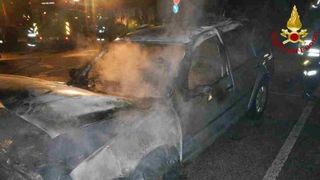 Masina unor romani a fost incendiata in Italia