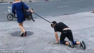 Imagini socante realizate in plina zi. O femeie isi cara iubitul ca pe un caine pe strada. Nimeni nu intelege acest gest