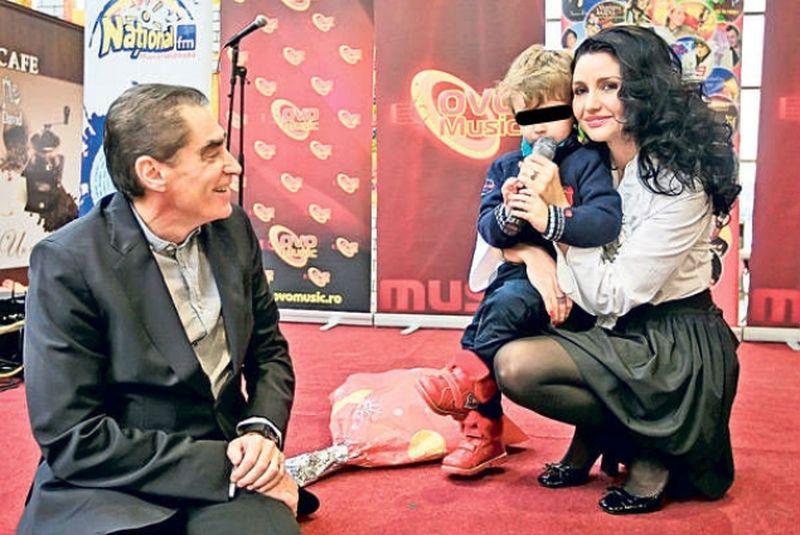 Petre Roman, alaturi de sotia sa, Silvia Chifiriuc, si de fiul Petrus