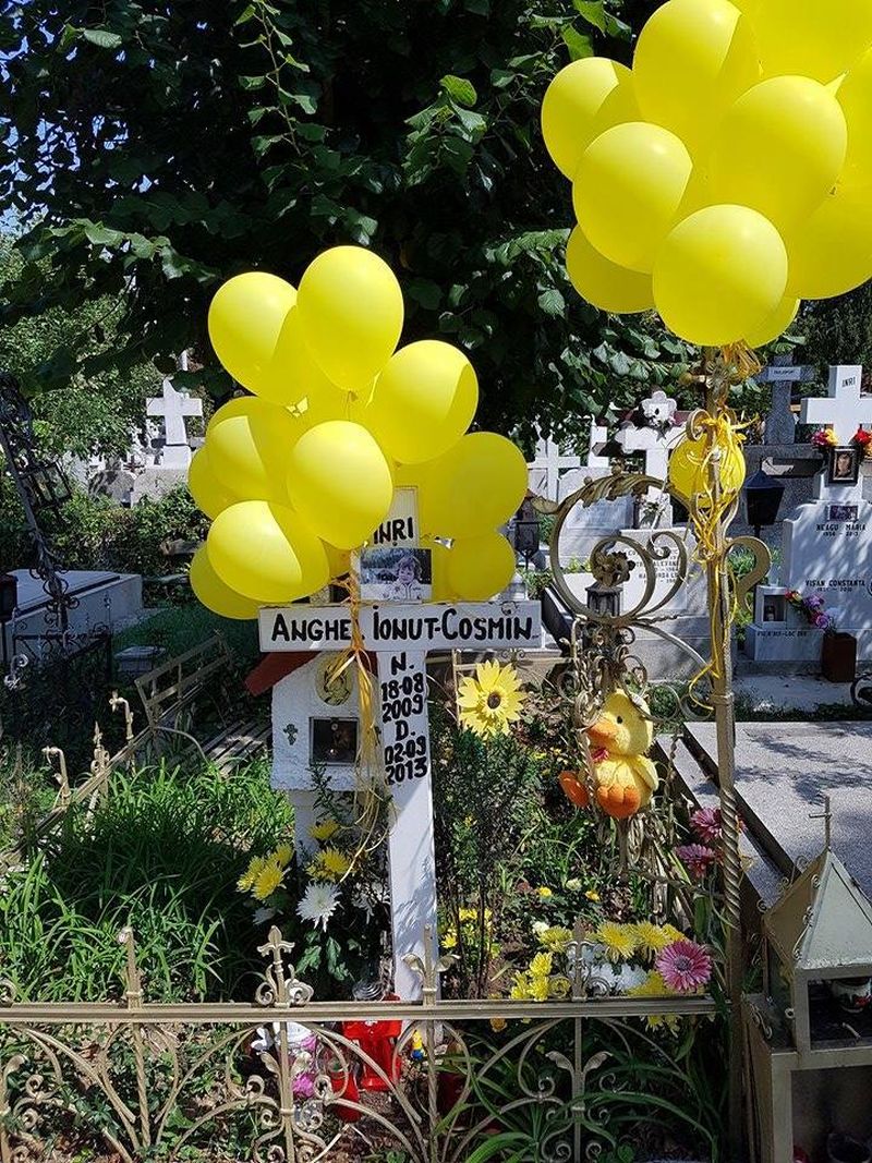 La mormant au fost aduse baloane galbene