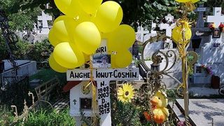 La mormant au fost aduse baloane galbene