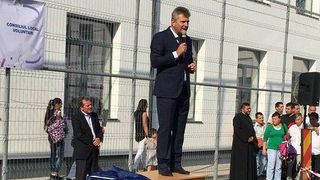 Florentin Pandele, intr-o postura inedita in prima zi de scoala. S-a urcat cu picioarele pe catedra ca sa se faca auzit