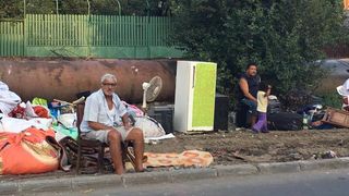 O primarie de sector din Capitala a demolat mai multe baraci construite ilegal. Autoritatile le-au spus oamenilor sa se mute langa cimitir