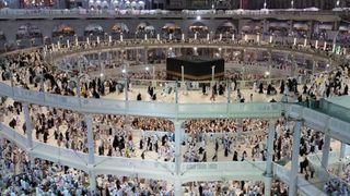 Românul care a fost în pelerinaj la Mecca de cinci ori. De ce se înconjoară în şapte rânduri Marea Moschee a musulmanilor