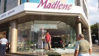 Accident in Bucuresti. Un barbat a intrat cu masina intr-o cofetarie