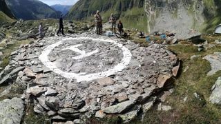 Heliportul care a fost facut din munca voluntara in varful muntilor Fagaras. Cine sunt voluntarii care au muncit o saptamana pentru ca vietile turistilor sa fie salvate mai usor