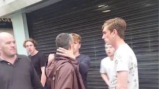 Un tanar de 17 ani a ramas paralizat dupa ce un barbat drogat l-a atacat in plina strada. I-a infipt o foarfeca in gat - Video cumplit