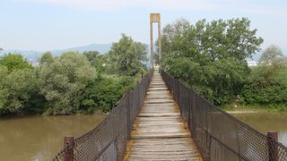 A vrut sa treaca o punte ca sa isi scurteze drumul, dar a sfarsit tragic. Ce s-a intamplat cu podul ingust in timp ce el era pe el