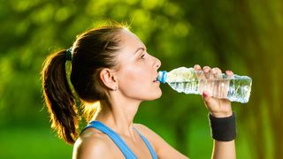 Refolosesti sticlele de plastic pentru a bea apa? Acest obiecei este extrem de nociv. Sticlele de plastic contin mai multe bacterii decat o toaleta