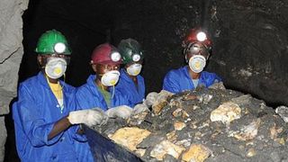 Zambienii muncesc din greu in minele de aur