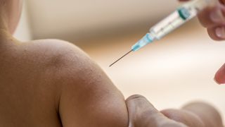 Caz dureros in Vaslui. Peste 3.700 de bebelusi nu au fost imunizati impotriva hepatitei B sau meningitei. Vaccinul Hexavalent lipseste de aproape doua luni!