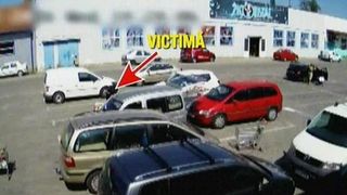 Tupeul hotilor intrece orice masura! La Arad, doi hoti au golit masina unei femei, chiar cu ea de fata. Imagini incredibile