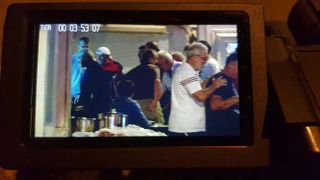 Giovanni, in stanga, intra in local, acolo unde deja lumea incepuse sa petreaca