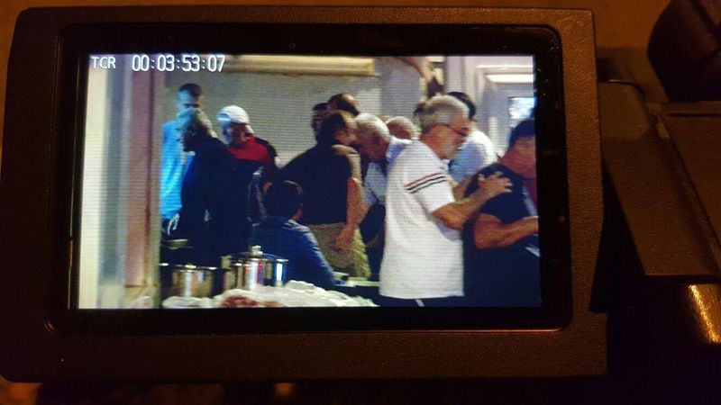 Giovanni, in stanga, intra in local, acolo unde deja lumea incepuse sa petreaca