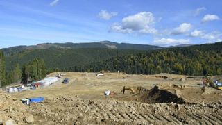 Doar in Romania se putea intampla! O groapa de gunoi, amenajata in varf de munte pe bani europeni! Localnicii sunt revoltati: &ldquo;E ceva unic in lume!&rdquo;