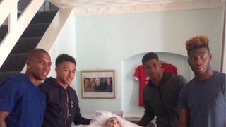 Un barbat de 45 de ani a murit de cancer imediat dupa ce s-a vazut cu jucatorii de la Manchester United. Asta a fost ultima lui dorinta