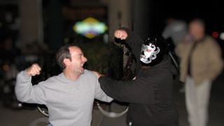 Un grup de neo-nazisti din Germania au atacat cu brutalitate peste 20 de migranti. Imaginile care au ingrozit lumea