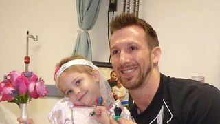 Drama cumplita din spatele acestei fotografii. Micuta asta s-a casatorit la 4 anisori pentru ca sufera de cancer si urmeaza sa moara