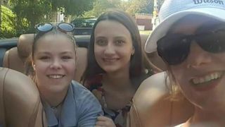 Carmen Iohannis a demonstrat inca o data ca este o nonconformista. Prima doamna a fost filmata intr-o decapotabila