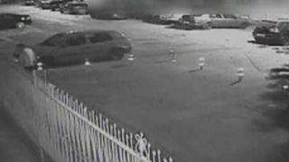 Un hot a furat chiar din curtea bisericii! Ce l-a atras atat de tare incat nu a putut rezista. Totul fost inregistrat de camerele de supraveghere