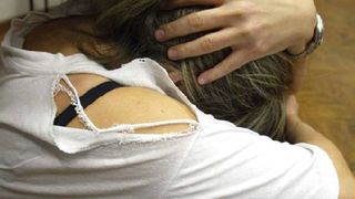 O tanara de 22 de ani a fost violata pe o alee din mijlocul orasului dupa ce a iesit dintr-un club de noapte