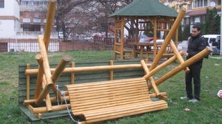 Constanta: Elevi raniti, dupa ce leaganul din curtea scolii a cazut peste ei. Leaganul fusese instalat inainte de alegerile locale