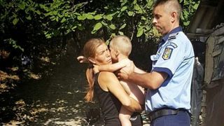 Un copil de un an si noua luni din Bacau a fost lasat singur de catre mama lui si a disparut de acasa. Unde l-au gasit politistii
