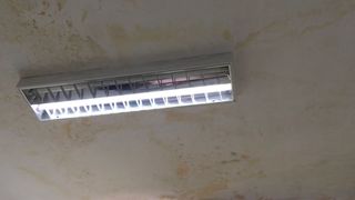 Asa arata camera de garda de la sectia de Oncologie a Spitalului Municipal din Ploiesti. Viata medicilor si a pacientilor, in pericol din cauza mucegaiului si a igrasiei