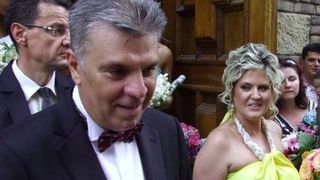 A divortat pentru Carmen, a facut un copil cu ea, dar s-a insurat cu Laura