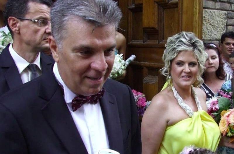 A divortat pentru Carmen, a facut un copil cu ea, dar s-a insurat cu Laura