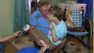 Un barbat bolnav isi creste singur fetita aflata intr-un scaun cu rotile, dupa ce sotia i-a abandonat. Un lucru banal le-ar putea schimba viata