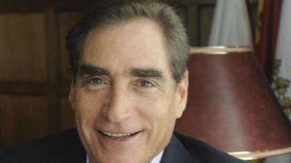 Petre Roman investeste peste 5.000 de euro pe an in educatia fiului sau! Micutul e inscris la Liceul Francez!