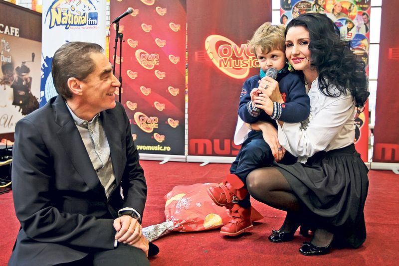 Petre Roman, alaturi de fiul sau si de Silvia Chifiriuc