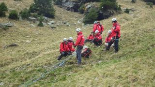Un turist de 50 de ani a cazut pe un traseu din Muntii Bucegu. Salvatorii montani intervin pentru a-l salva