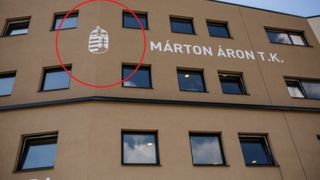 Stema Ungariei, amplasata pe un centru cultural din Miercurea Ciuc! Un preot catolic a indemnat: &ldquo;Trebuie sa fim tari in indentitatea noastra maghiara!&rdquo;