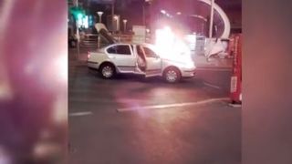 Un sofer de 22 de ani din Capitala s-a ales cu masina facuta scrum, dupa ce a lovit un alt autoturism. Imediat dupa impact, masina a fost cuprinsa de flacari