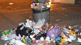 Fotografii inainte si dupa. Mobilizare generala dupa concertul de la Sibiu! Organizatorii au curatat piata plina de gunoaie in doar doua ore!