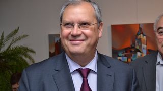 Singurul cosmonaut roman este un om bogat! Dumitru Prunariu are 300.000 de euro in conturi si castiga 6.500 de euro pe luna!