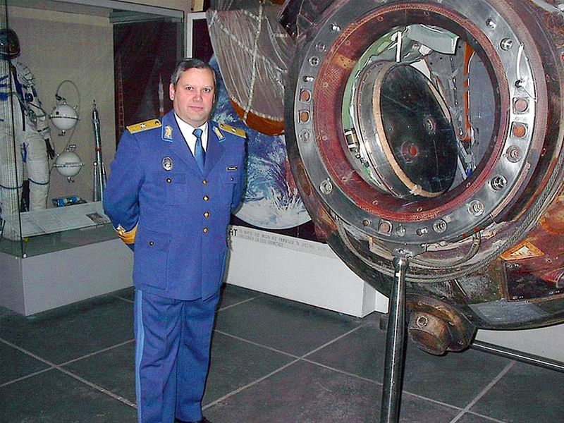 Dumitru Prunariu, langa capsula in care a calatorit in Spatiu