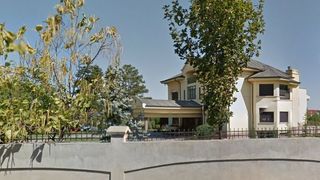 Vila de pe domeniu este ascunsa de gard si de vegetatie