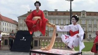 Gheise si statui care plutesc in aer, in centrul istoric al Timisoarei