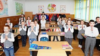 Desi este optionala, scoala ii constrange pe elevi sa faca Religia in continuare