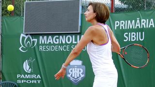 Carmen Iohannis, pe terenul de tenis. Prima doamna a tarii a jucat pentru prima oara tenis: "Ii indemn pe cei mici si cei mari sa se apuce de sport"