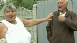 Urmand exemplul britanicului care si-a scos sotia la licitatie, oltencele sunt dispuse si ele sa-si incerce norocul: "L-as da si degeaba ca sa scap de el"