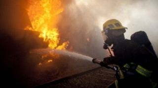 Incendiu urmat de mai multe explozii la un atelier din Arad. Doua masini si mai multe utilaje au ars