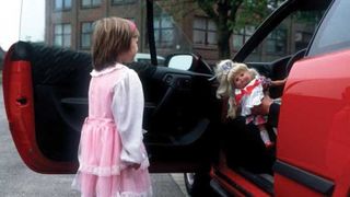 Un obsedat sexual care a ademenit mai multe fetite si le mangaia in zonele intime e liber pe strazi. Barbatul din Focsani a scapat fara nicio zi de inchisoare