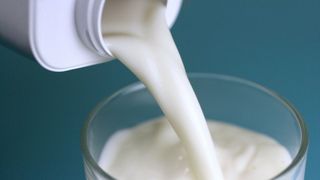 Un nou studiu a dezvaluit ca laptele de vaca degresat este extrem de daunator pentru organism