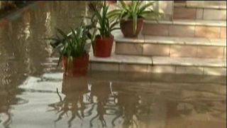 Ploile abundente au inundat palatele romilor din Strehaia. Oamenii nu mai stiu cum sa faca fata precipitatiilor